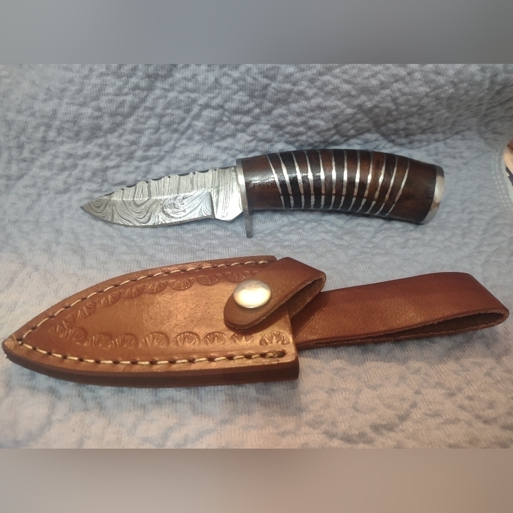 Damascus steel blade men's hunting knife with sheath